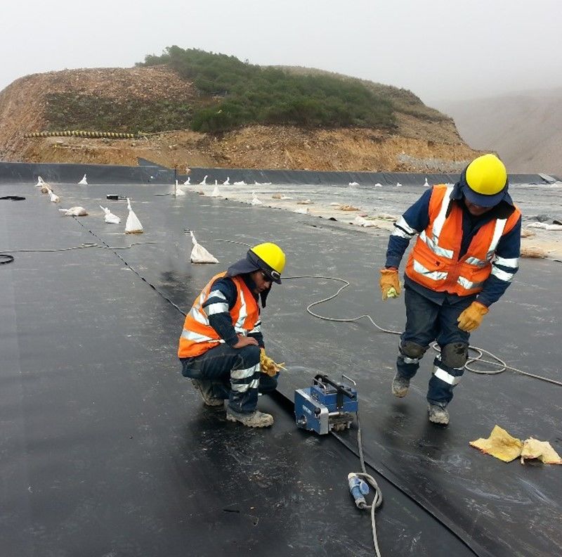 고밀도 폴리 에틸렌 (HDPE) 지오 멘브라인 블랙 자외선 내성 라인어 полиэтилен 웅덩이 라인어 매립지 격리 1.5mm 두께 지오 멘브라인 500N 팽창 강도